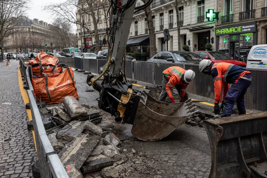 Construcción de carriles para bicicleta en el Boulevard para los Juegos Olímpicos. Haussmann.Credit...Yulia Grigoryants para The New York Times